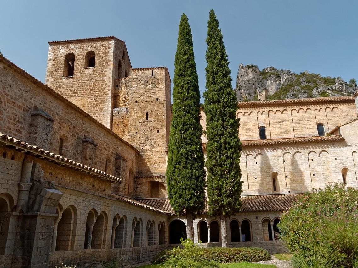 Saint Guilhem le Desert murs de l'abbaye