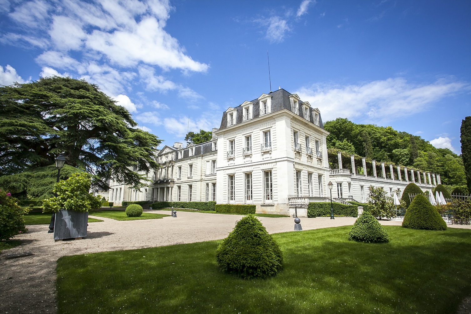C’est le château de Rochecotte. Construit au 18e siècle il est conçu dans un style empire et a appartenu à la Duchesse de Dino, nièce du prince de Talleyrand qui en a fait un somptueux palais inspiré des villas italiennes.